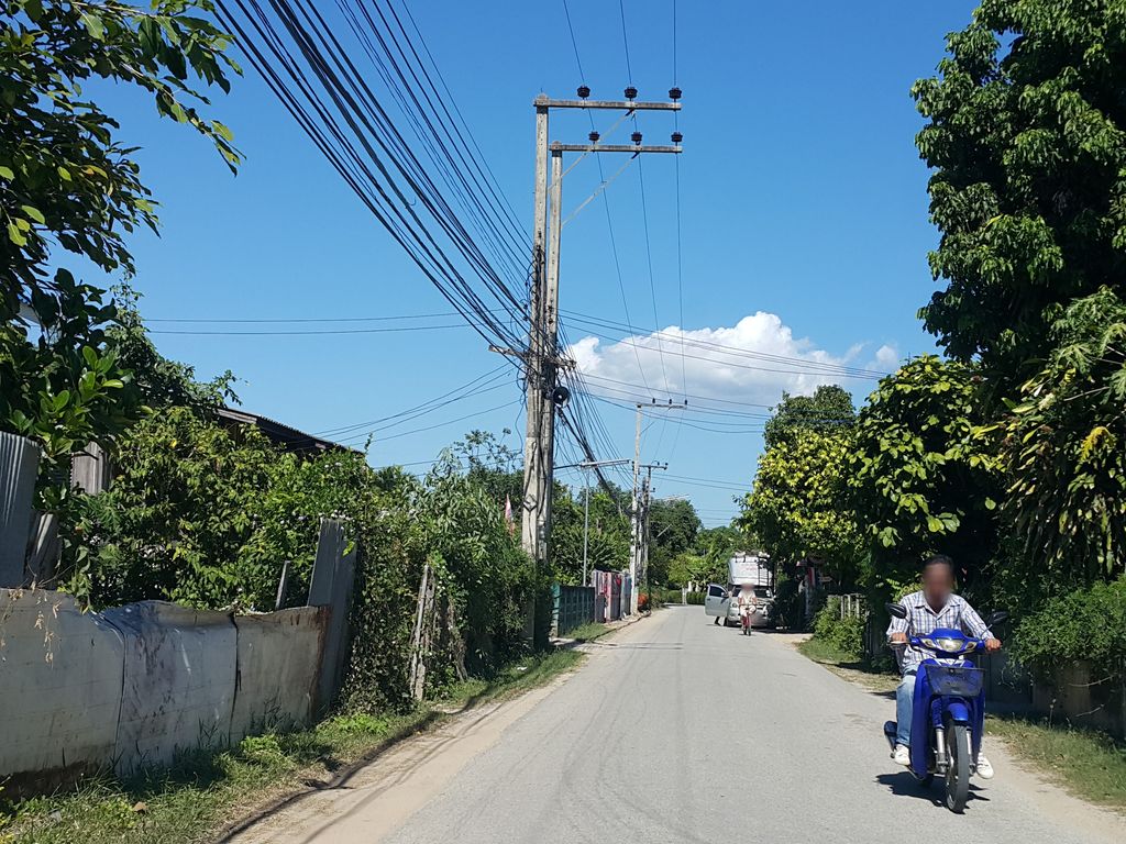 ภาพถนนตรงที่ ก๋วยเตี๋ยวคนเมือง ตั้งอยู่ ถ่ายโดย jrcarlsen พ.ศ. 2558 (2015) · A street-level view of where ก๋วยเตี๋ยวคนเมือง · Kuaitiao Khonmueang stands, by jrcarlsen in 2558 (2015)
