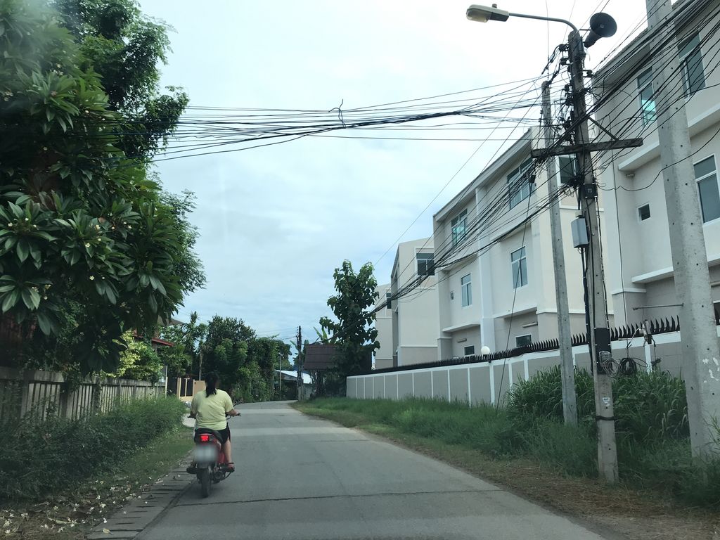 ภาพถนนตรงที่ Ake and Bing Consultancy ตั้งอยู่ ถ่ายโดย prasert พ.ศ. 2561 (2018) · A street-level view of where Ake and Bing Consultancy stands, by prasert in 2561 (2018)