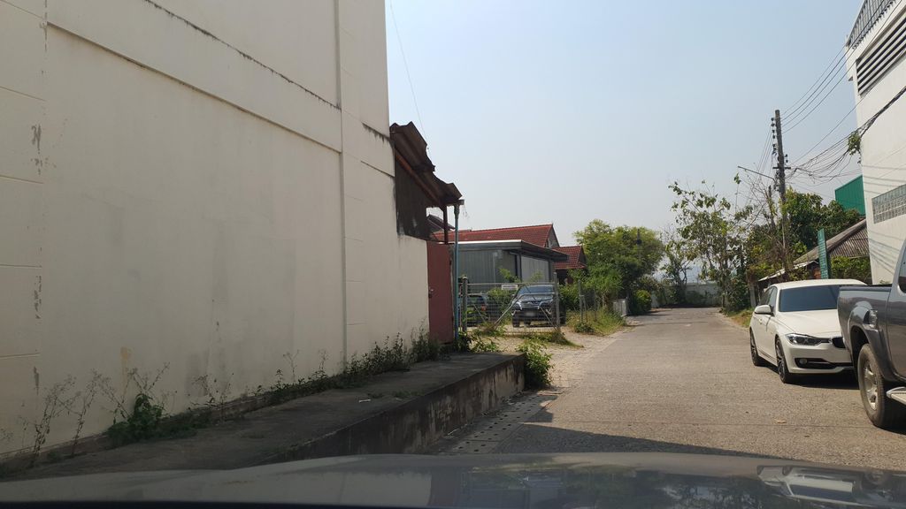 ภาพถนนตรงที่ เชียงใหม่ ไฟหน้ารถยนต์ ตั้งอยู่ ถ่ายโดย jrcarlsen พ.ศ. 2565 (2022) · A street-level view of where เชียงใหม่ ไฟหน้ารถยนต์ · Chiang Mai Fainanthayon stands, by jrcarlsen in 2565 (2022)