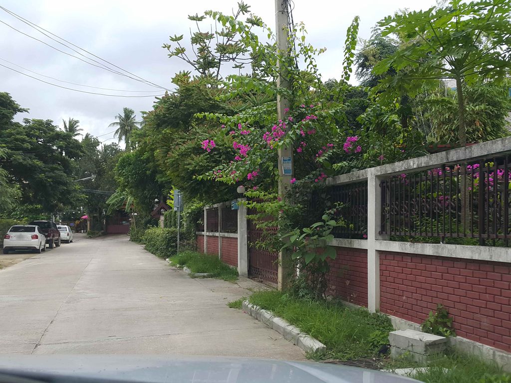 ภาพถนนตรงที่ Chat-Peera & Skin Dream Clinic ตั้งอยู่ ถ่ายโดย jrcarlsen พ.ศ. 2558 (2015) · A street-level view of where Chat-Peera & Skin Dream Clinic stands, by jrcarlsen in 2558 (2015)