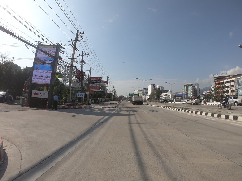 ภาพถนนตรงที่ Gindaco Chiangmai ตั้งอยู่ ถ่ายโดย chanuwath_grab พ.ศ. 2562 (2019) · A street-level view of where Gindaco Chiangmai stands, by chanuwath_grab in 2562 (2019)