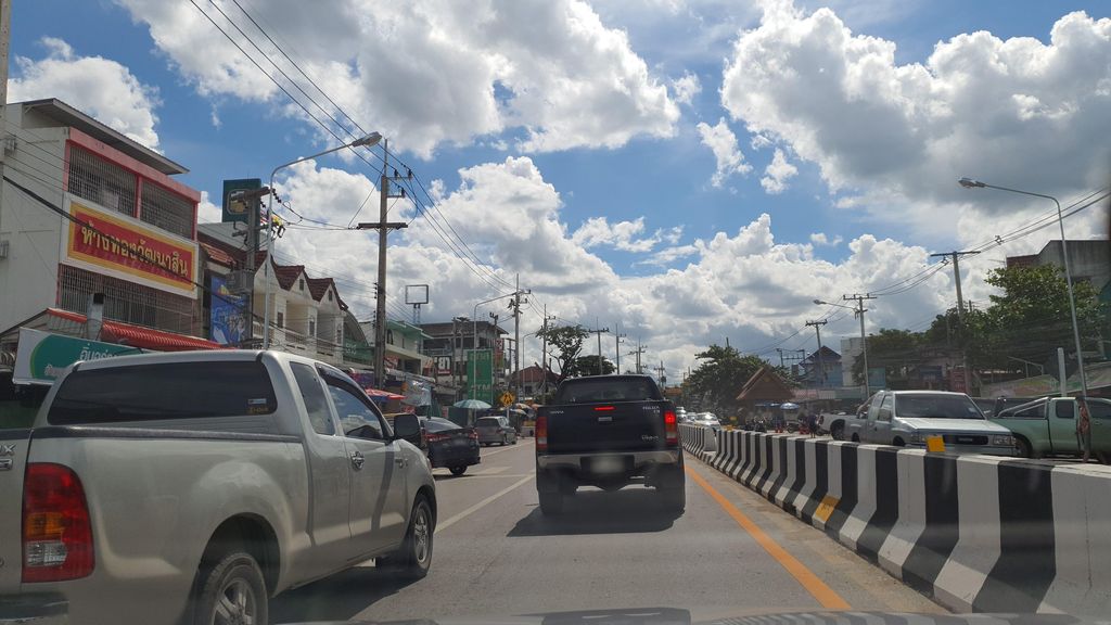 ภาพถนนตรงที่ วิษณุการแว่น ตั้งอยู่ ถ่ายโดย jrcarlsen พ.ศ. 2564 (2021) · A street-level view of where วิษณุการแว่น · Witnukanwaen stands, by jrcarlsen in 2564 (2021)