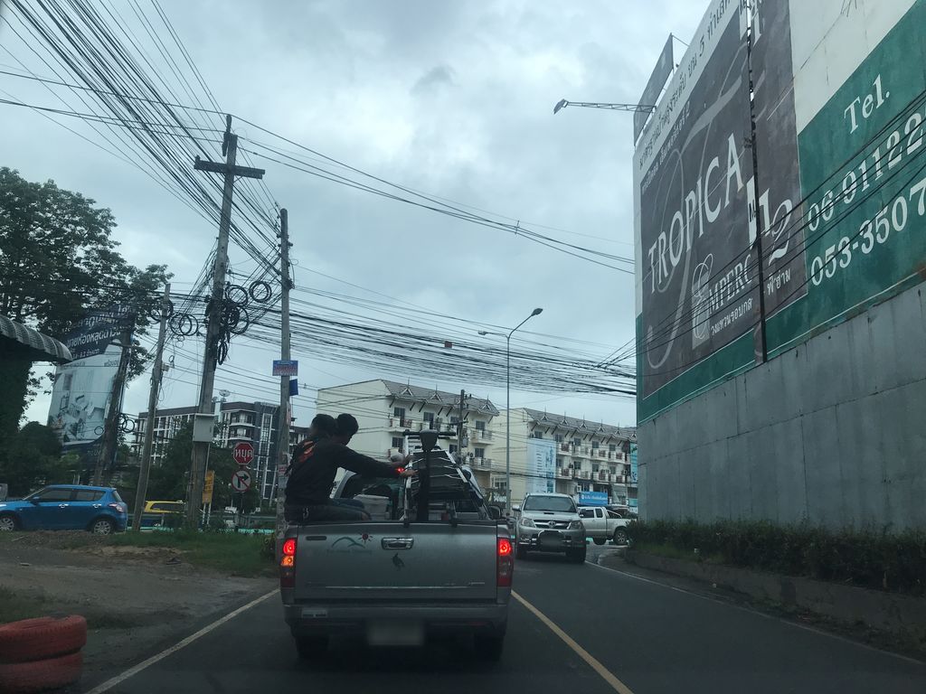 ภาพถนนตรงที่ ครัวต้นงิ้ว คาราโอเกะ ตั้งอยู่ ถ่ายโดย prasert พ.ศ. 2561 (2018) · A street-level view of where ครัวต้นงิ้ว คาราโอเกะ · Khruatnangio Kharaoke stands, by prasert in 2561 (2018)
