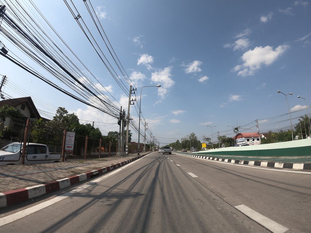 ภาพถนนตรงที่ แคบหมูน้องขวัญ-Cabmoo n-kwan ตั้งอยู่ ถ่ายโดย chanuwath_grab พ.ศ. 2562 (2019) · A street-level view of where แคบหมูน้องขวัญ-Cabmoo n-kwan stands, by chanuwath_grab in 2562 (2019)