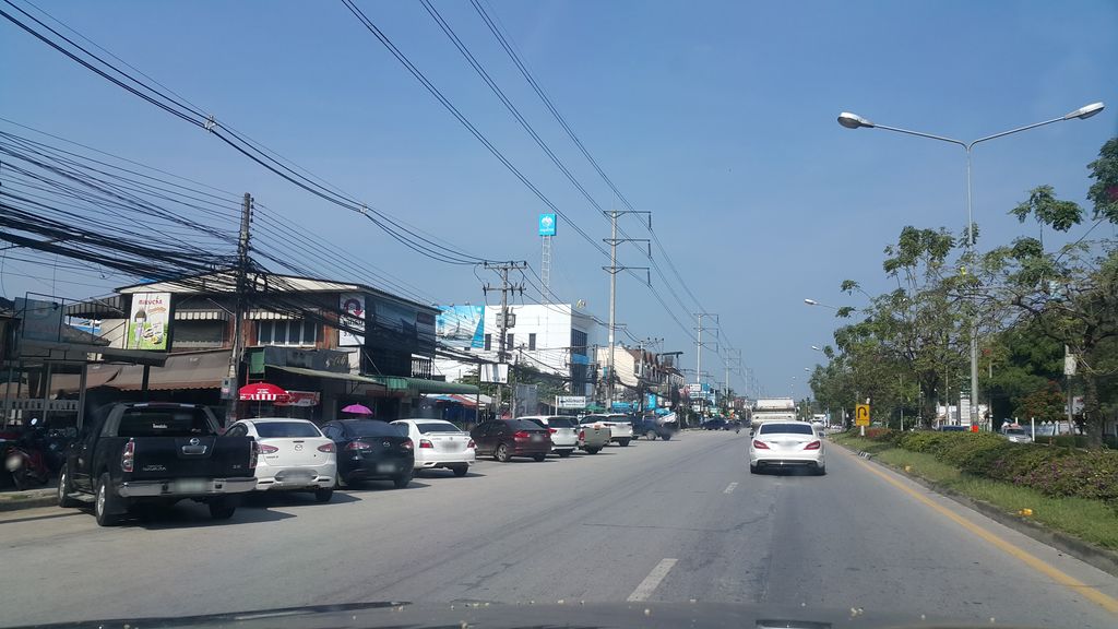 ภาพถนนตรงที่ ร้านราชาราดหน้า ตั้งอยู่ ถ่ายโดย jrcarlsen พ.ศ. 2562 (2019) · A street-level view of where ร้านราชาราดหน้า · Ran Racha Ratna stands, by jrcarlsen in 2562 (2019)