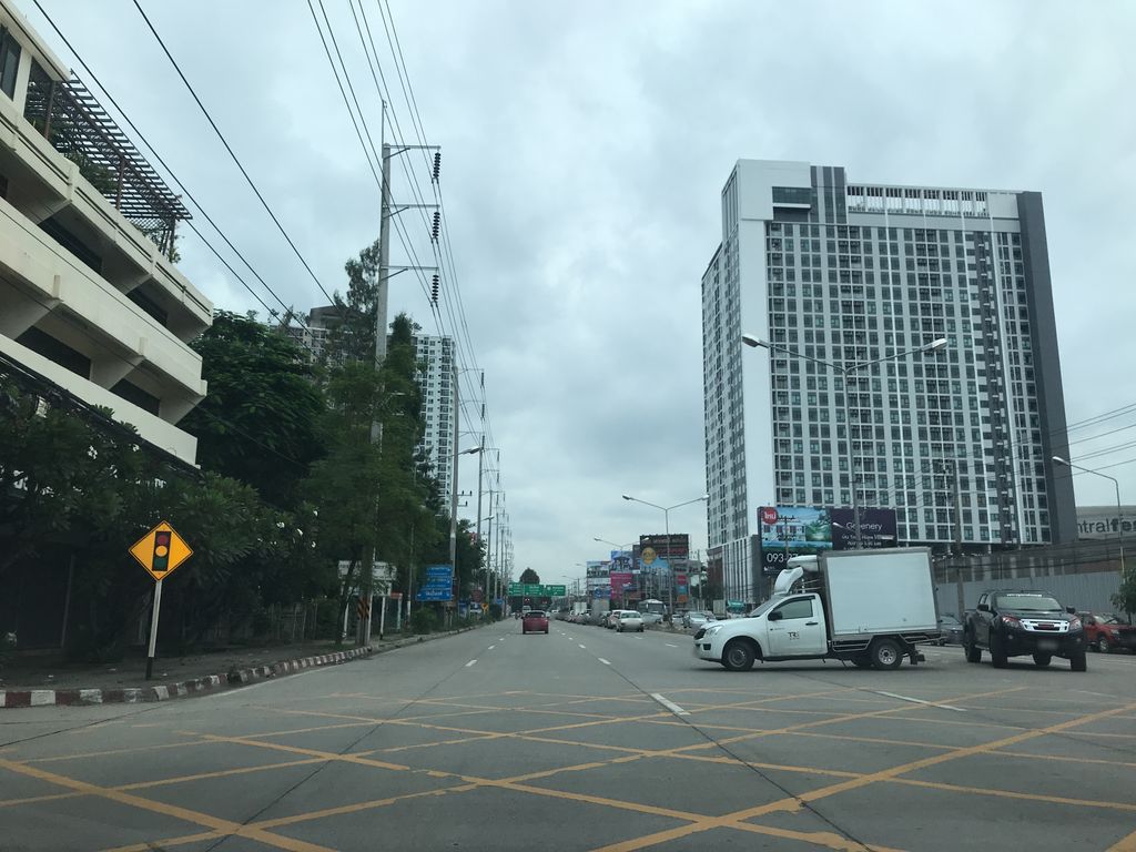 ภาพถนนตรงที่ หมูทอด เที่ยงคืน ตั้งอยู่ ถ่ายโดย prasert พ.ศ. 2561 (2018) · A street-level view of where หมูทอด เที่ยงคืน · Mutot Thiangkhuen stands, by prasert in 2561 (2018)