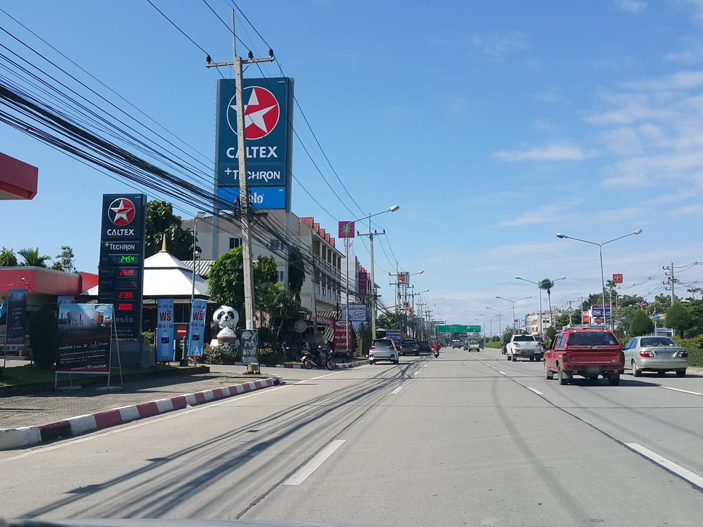 ภาพถนนตรงที่ KEX Express สาขา สามแยกสันทราย ตั้งอยู่ ถ่ายโดย jrcarlsen พ.ศ. 2558 (2015) · A street-level view of where KEX Express สาขา สามแยกสันทราย stands, by jrcarlsen in 2558 (2015)