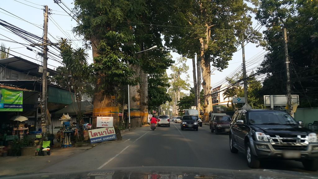 ภาพถนนตรงที่ ร้านข้าวต้มอ้อมบาท1เดียว ตั้งอยู่ ถ่ายโดย jrcarlsen พ.ศ. 2559 (2016) · A street-level view of where ร้านข้าวต้มอ้อมบาท1เดียว · Ran Khaotom Om Bat1diao stands, by jrcarlsen in 2559 (2016)