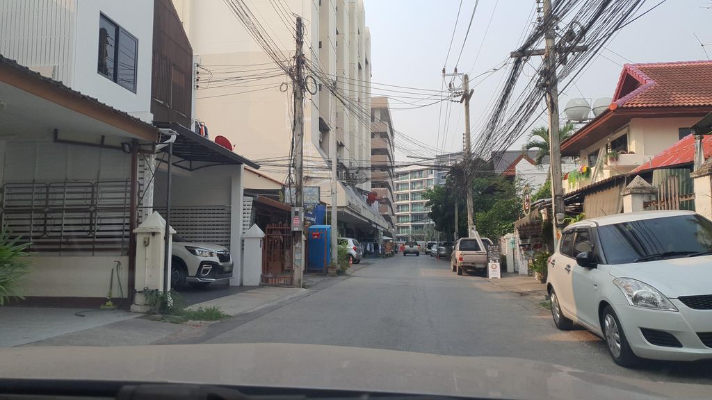 ภาพถนนตรงที่ Fresh Break ตั้งอยู่ ถ่ายโดย jrcarlsen พ.ศ. 2566 (2023) · A street-level view of where Fresh Break stands, by jrcarlsen in 2566 (2023)