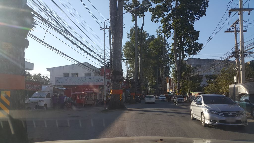 ภาพถนนตรงที่ ราดหน้าสารภี ตั้งอยู่ ถ่ายโดย jrcarlsen พ.ศ. 2562 (2019) · A street-level view of where ราดหน้าสารภี · Ratnasanphi stands, by jrcarlsen in 2562 (2019)