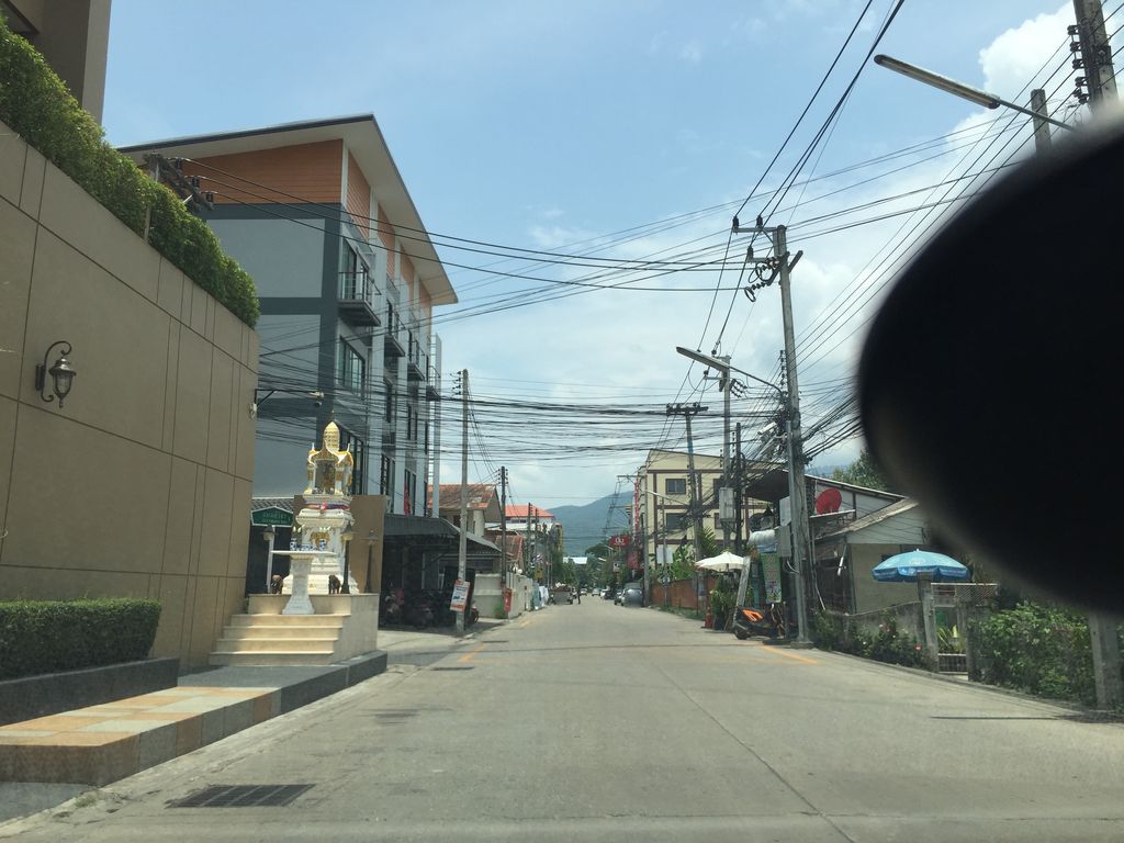 ภาพถนนตรงที่ Lani Chiang Mai Hotel ตั้งอยู่ ถ่ายโดย kyoko พ.ศ. 2561 (2018) · A street-level view of where Lani Chiang Mai Hotel stands, by kyoko in 2561 (2018)