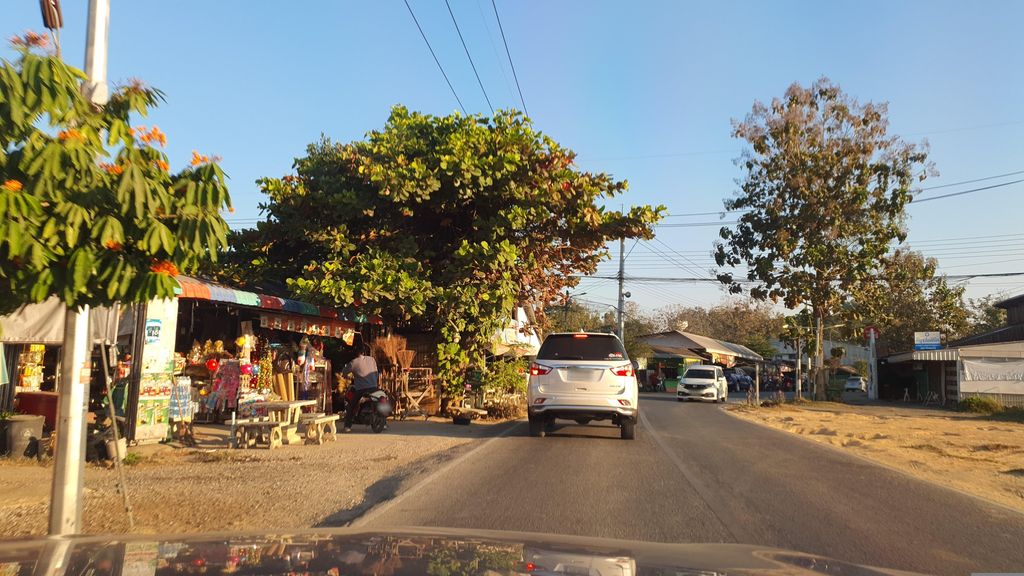 ภาพถนนตรงที่ ข้าวแกงเฮือนไม้ ตั้งอยู่ ถ่ายโดย jrcarlsen พ.ศ. 2566 (2023) · A street-level view of where ข้าวแกงเฮือนไม้ · Khaokaeng Hueanmai stands, by jrcarlsen in 2566 (2023)