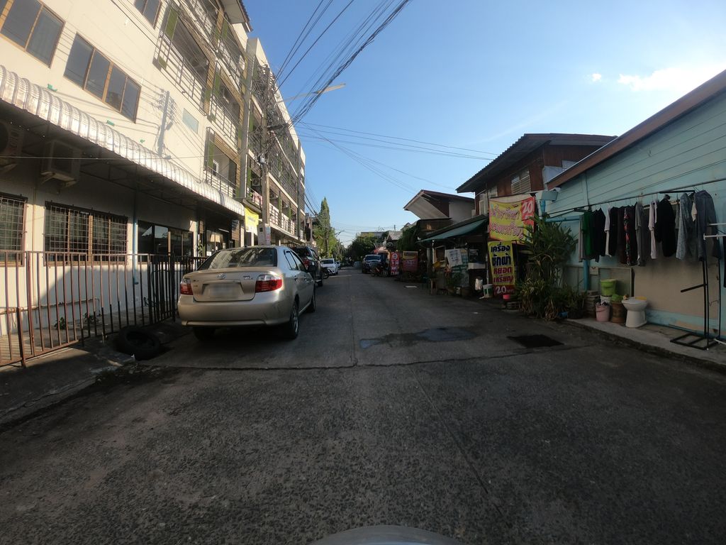 ภาพถนนตรงที่ คิง ไก่แซ่บ - Kkz ตั้งอยู่ ถ่ายโดย chanuwath_grab พ.ศ. 2562 (2019) · A street-level view of where คิง ไก่แซ่บ - Kkz stands, by chanuwath_grab in 2562 (2019)