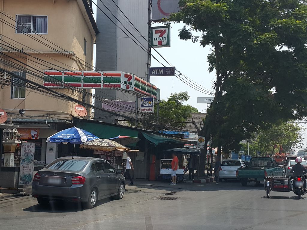 ภาพถนนตรงที่ บ้านหัตถามนตรา สักลายมือ สักคิ้วโหงวเฮ้ง เชียงใหม่ ตั้งอยู่ ถ่ายโดย jrcarlsen พ.ศ. 2559 (2016) · A street-level view of where บ้านหัตถามนตรา สักลายมือ สักคิ้วโหงวเฮ้ง เชียงใหม่ · Ban Hattha Mon Tra Saklaimue Sakkhio Ngo Waheng Chiang Mai stands, by jrcarlsen in 2559 (2016)