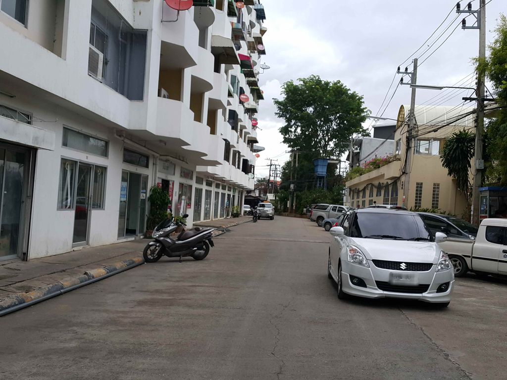 ภาพถนนตรงที่ สักคิ้วเชียงใหม่ ตั้งอยู่ ถ่ายโดย jrcarlsen พ.ศ. 2558 (2015) · A street-level view of where สักคิ้วเชียงใหม่ · Sakkhio Chiang Mai stands, by jrcarlsen in 2558 (2015)