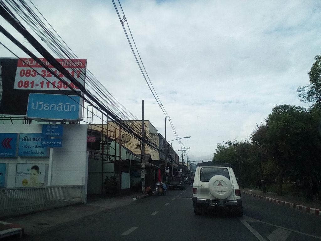 ภาพถนนตรงที่ หม่าล่า คูเมือง ตั้งอยู่ ถ่ายโดย kyoko พ.ศ. 2561 (2018) · A street-level view of where หม่าล่า คูเมือง · Mala Khumueang stands, by kyoko in 2561 (2018)