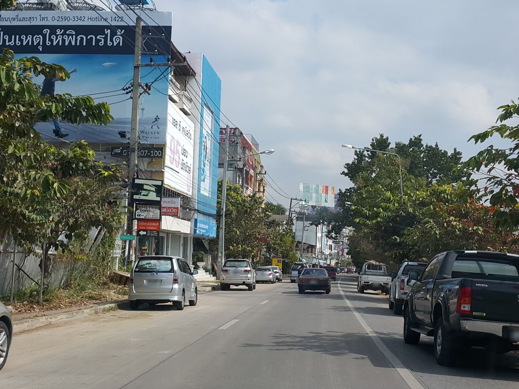 ภาพถนนตรงที่ Wiro jeep trek adventure ตั้งอยู่ ถ่ายโดย jrcarlsen พ.ศ. 2558 (2015) · A street-level view of where Wiro jeep trek adventure stands, by jrcarlsen in 2558 (2015)