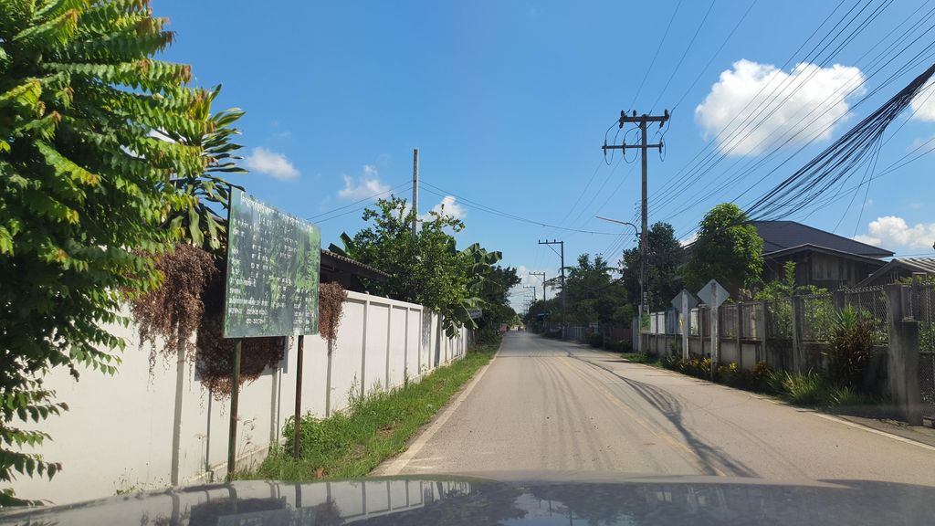 ภาพถนนตรงที่ อู่คมสันต์เซอร์วิส ตั้งอยู่ ถ่ายโดย jrcarlsen พ.ศ. 2564 (2021) · A street-level view of where อู่คมสันต์เซอร์วิส · U Khom San Service stands, by jrcarlsen in 2564 (2021)