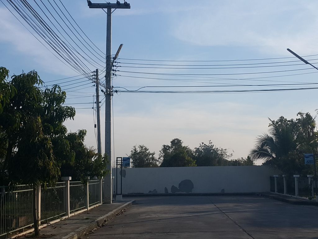 ภาพถนนตรงที่ เฟิร์สเฟอร์นิเจอร์สาขา2 ตั้งอยู่ ถ่ายโดย jrcarlsen พ.ศ. 2559 (2016) · A street-level view of where เฟิร์สเฟอร์นิเจอร์สาขา2 · First Furniture Sakha2 stands, by jrcarlsen in 2559 (2016)