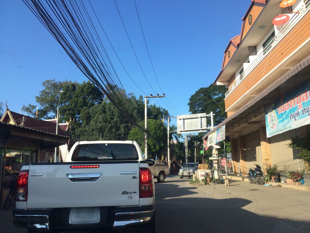 ภาพถนนตรงที่ ยำแซบหน้าเทคนิค ตั้งอยู่ ถ่ายโดย prasert พ.ศ. 2559 (2016) · A street-level view of where ยำแซบหน้าเทคนิค · Yam Saep Natheknik stands, by prasert in 2559 (2016)