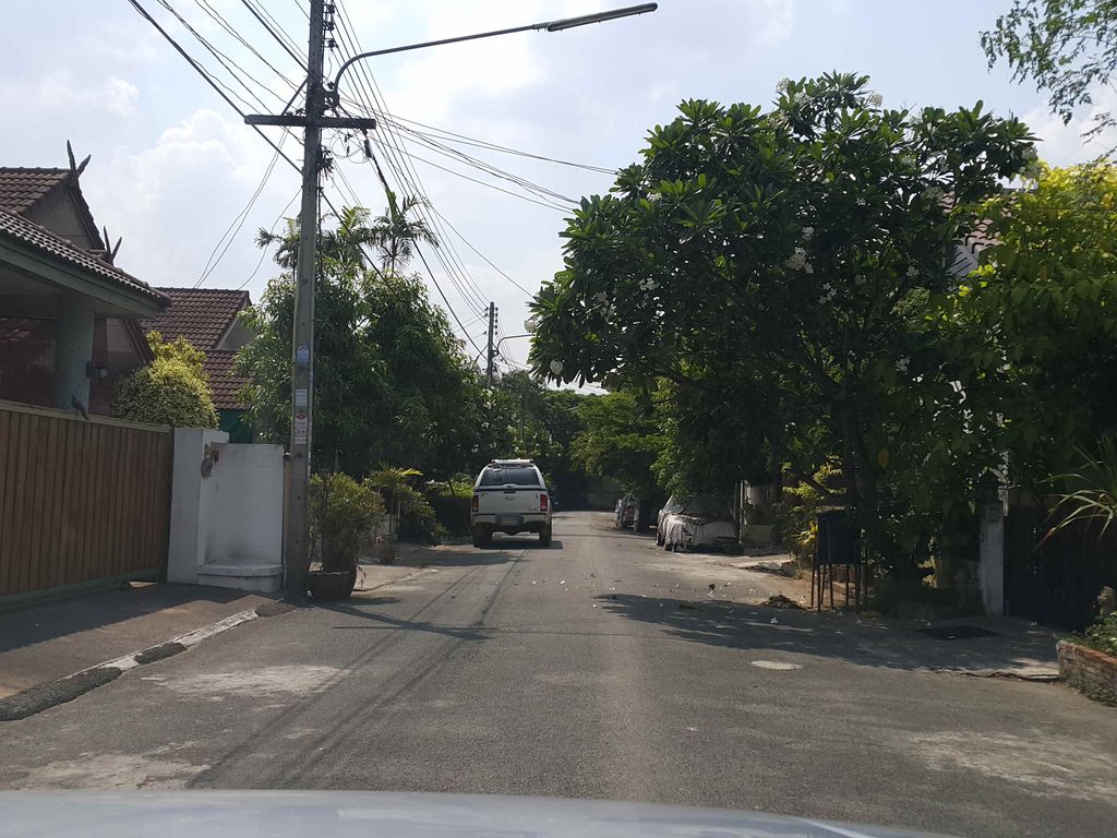 ภาพถนนตรงที่ Janejad Studio ออกแบบ และ ก่อสร้าง ตั้งอยู่ ถ่ายโดย jrcarlsen พ.ศ. 2558 (2015) · A street-level view of where Janejad Studio ออกแบบ และ ก่อสร้าง stands, by jrcarlsen in 2558 (2015)
