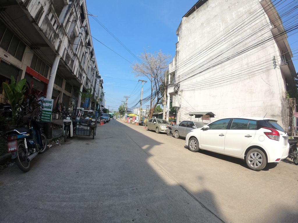 ภาพถนนตรงที่ Cookie Dutch ตั้งอยู่ ถ่ายโดย chanuwath_grab พ.ศ. 2562 (2019) · A street-level view of where Cookie Dutch stands, by chanuwath_grab in 2562 (2019)