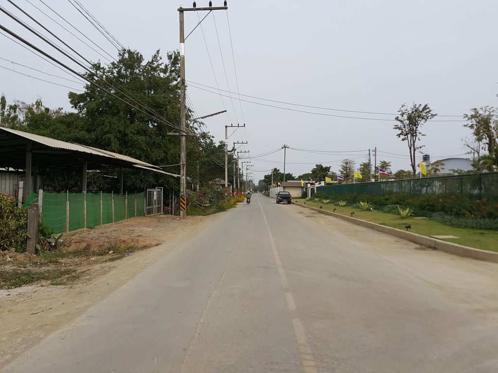 ภาพถนนตรงที่ สวนธรรมบุญถาวร ตั้งอยู่ ถ่ายโดย jrcarlsen พ.ศ. 2557 (2014) · A street-level view of where สวนธรรมบุญถาวร · Tham Bunthaora Garden stands, by jrcarlsen in 2557 (2014)