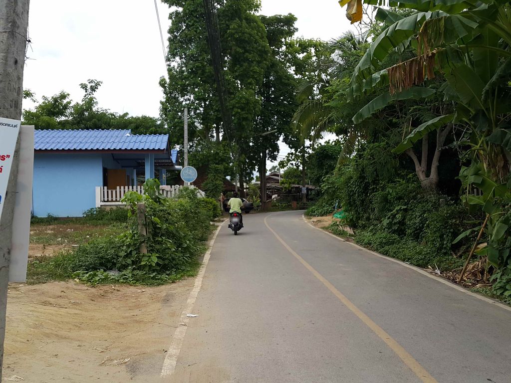 ภาพถนนตรงที่ ฮักนม ตั้งอยู่ ถ่ายโดย jrcarlsen พ.ศ. 2558 (2015) · A street-level view of where ฮักนม · Haknom stands, by jrcarlsen in 2558 (2015)