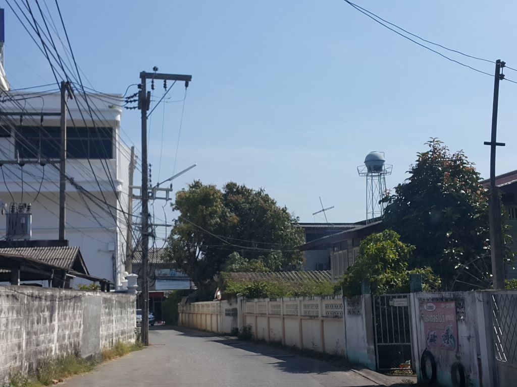 ภาพถนนตรงที่ Naam ตั้งอยู่ ถ่ายโดย jrcarlsen พ.ศ. 2559 (2016) · A street-level view of where Naam stands, by jrcarlsen in 2559 (2016)