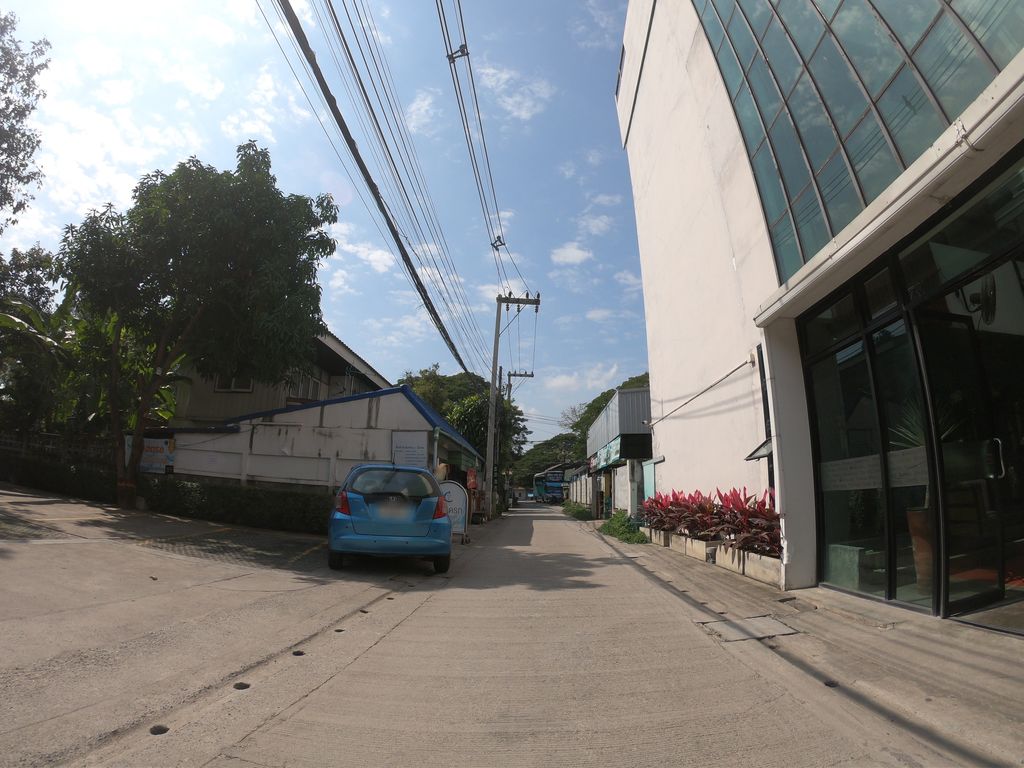 ภาพถนนตรงที่ 7Days Hotel Arcade ตั้งอยู่ ถ่ายโดย chanuwath_grab พ.ศ. 2562 (2019) · A street-level view of where 7Days Hotel Arcade stands, by chanuwath_grab in 2562 (2019)