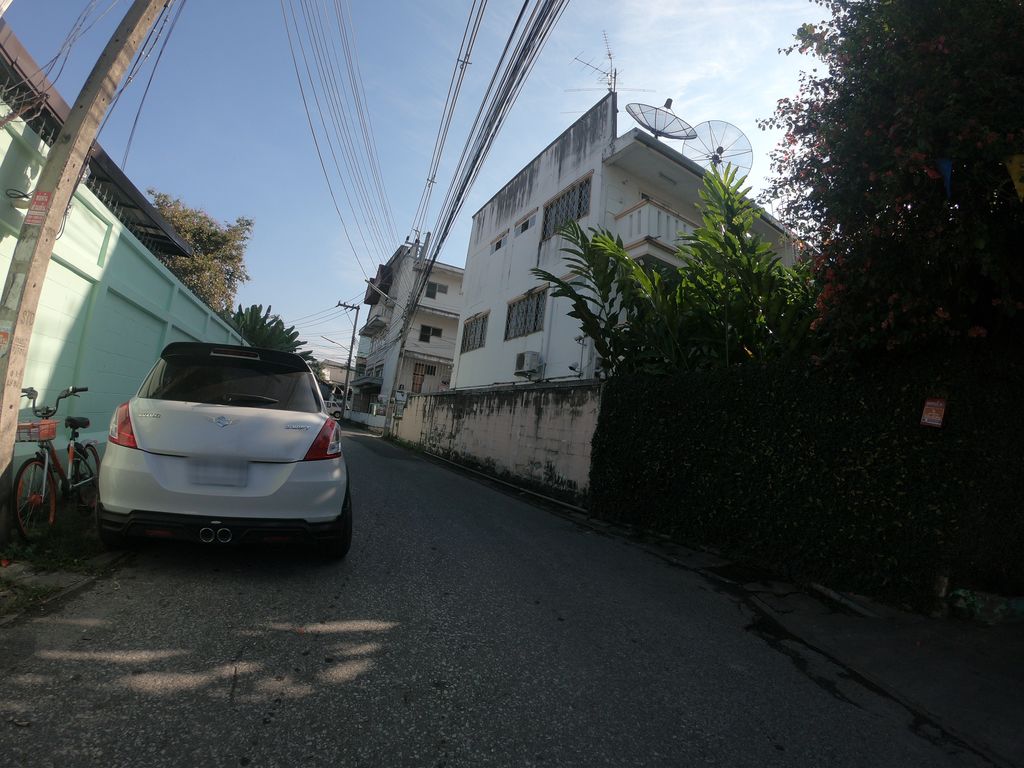 ภาพถนนตรงที่ 09 Hostel ตั้งอยู่ ถ่ายโดย chanuwath_grab พ.ศ. 2562 (2019) · A street-level view of where 09 Hostel stands, by chanuwath_grab in 2562 (2019)