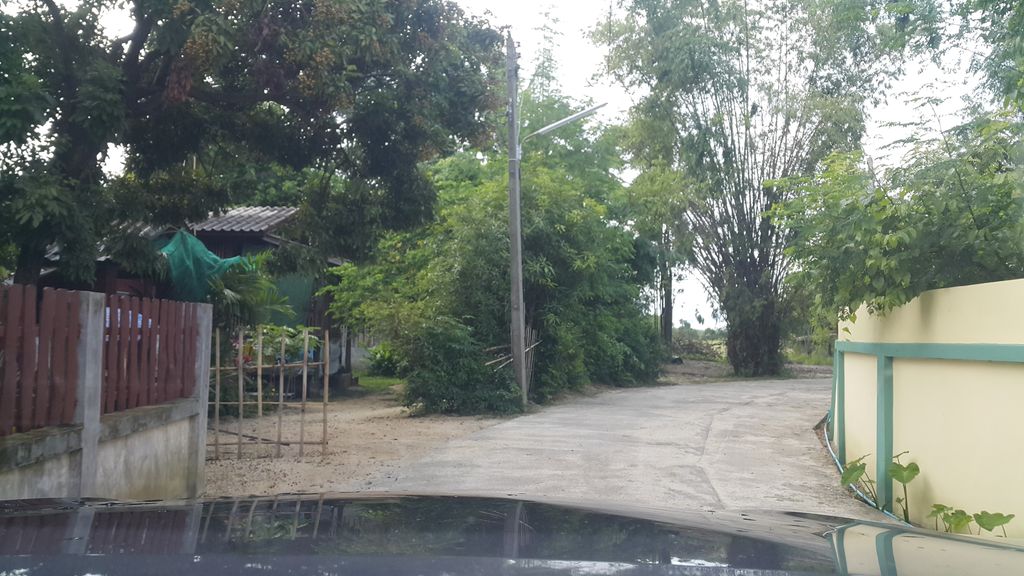 ภาพถนนตรงที่ บ้านพญารินทร์ ตั้งอยู่ ถ่ายโดย jrcarlsen พ.ศ. 2561 (2018) · A street-level view of where บ้านพญารินทร์ · Ban Phaya Rin stands, by jrcarlsen in 2561 (2018)