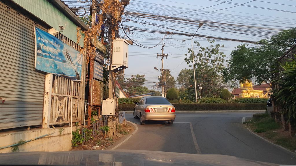 ภาพถนนตรงที่ ร้านดงกาแฟ ตั้งอยู่ ถ่ายโดย jrcarlsen พ.ศ. 2566 (2023) · A street-level view of where ร้านดงกาแฟ · Ran Dong Kafae stands, by jrcarlsen in 2566 (2023)