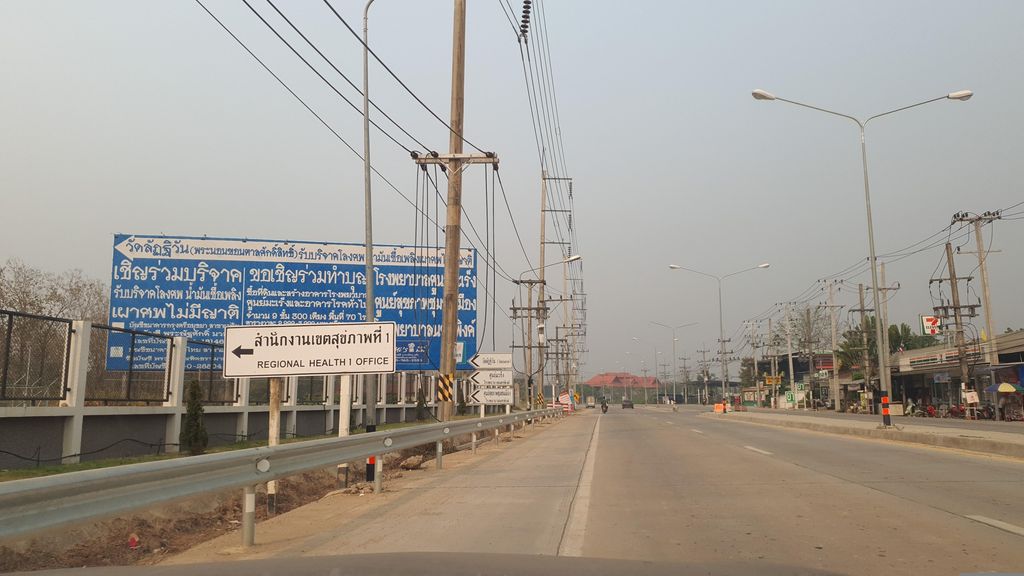 ภาพถนนตรงที่ แม่จิ๊บข้าวหมูทอด ตั้งอยู่ ถ่ายโดย jrcarlsen พ.ศ. 2566 (2023) · A street-level view of where แม่จิ๊บข้าวหมูทอด · Mae Chip Khaomutot stands, by jrcarlsen in 2566 (2023)