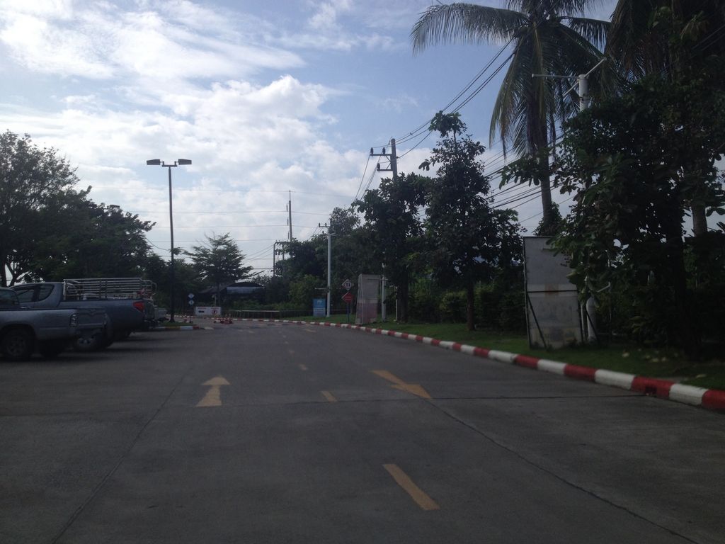 ภาพถนนตรงที่ Legacy gym ตั้งอยู่ ถ่ายโดย jimwatana พ.ศ. 2558 (2015) · A street-level view of where Legacy gym stands, by jimwatana in 2558 (2015)