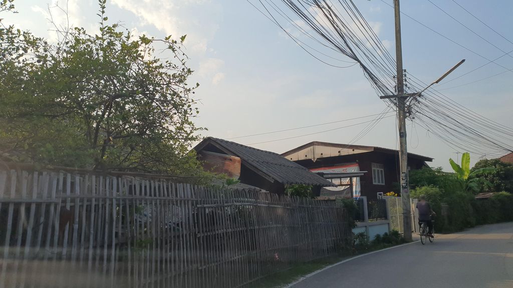 ภาพถนนตรงที่ บ้านพักเฮือนคำ ตั้งอยู่ ถ่ายโดย jrcarlsen พ.ศ. 2565 (2022) · A street-level view of where บ้านพักเฮือนคำ · Hueankham Guest house stands, by jrcarlsen in 2565 (2022)