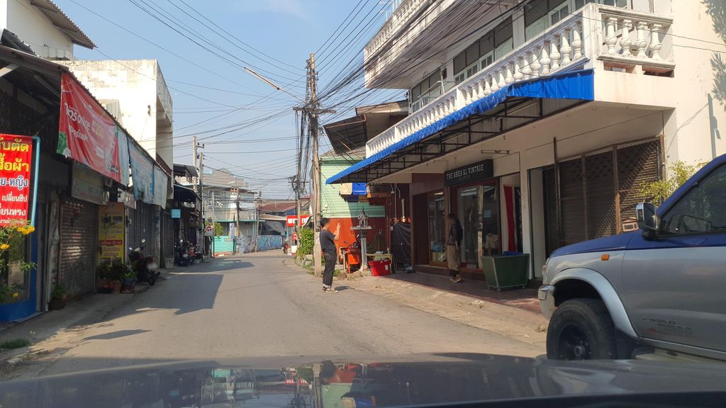 ภาพถนนตรงที่ บ้านสุขภาพกำแพงดิน ตั้งอยู่ ถ่ายโดย jrcarlsen พ.ศ. 2565 (2022) · A street-level view of where บ้านสุขภาพกำแพงดิน · Ban Sukkhaphap Kamphaengdin stands, by jrcarlsen in 2565 (2022)