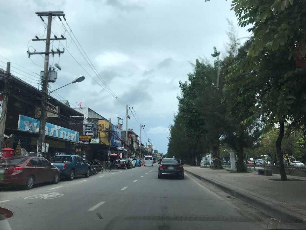 ภาพถนนตรงที่ โฮเทล เอ็ม เชียงใหม่ ตั้งอยู่ ถ่ายโดย prasert พ.ศ. 2561 (2018) · A street-level view of where โฮเทล เอ็ม เชียงใหม่ · Hotel Em Chiang Mai stands, by prasert in 2561 (2018)