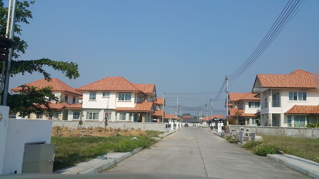 ภาพถนนตรงที่ JJ Camera ตั้งอยู่ ถ่ายโดย jrcarlsen พ.ศ. 2560 (2017) · A street-level view of where JJ Camera stands, by jrcarlsen in 2560 (2017)