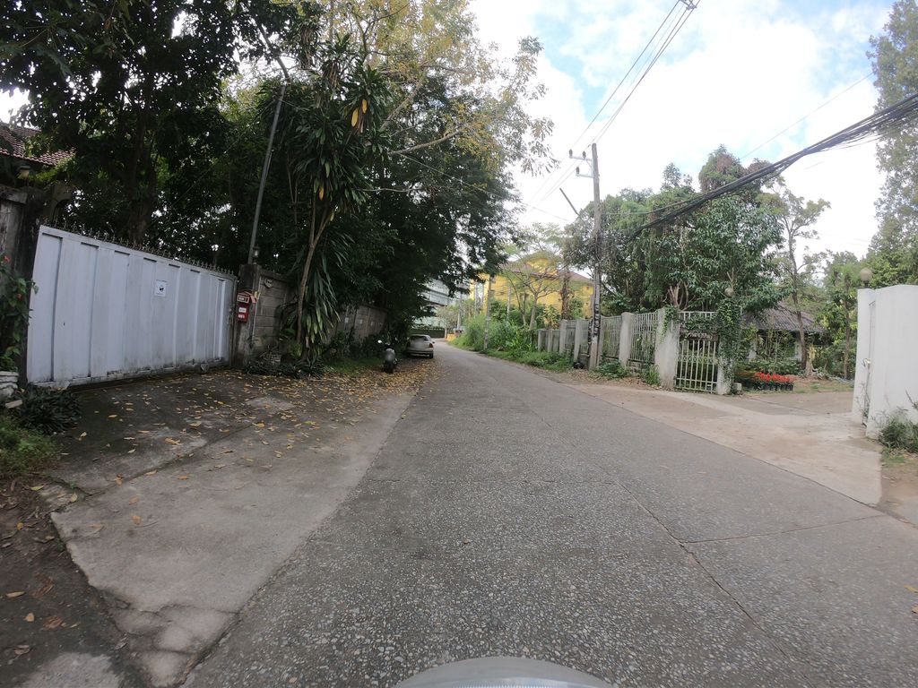 ภาพถนนตรงที่ The Querencia Beauty & Spa ตั้งอยู่ ถ่ายโดย chanuwath_grab พ.ศ. 2562 (2019) · A street-level view of where The Querencia Beauty & Spa stands, by chanuwath_grab in 2562 (2019)