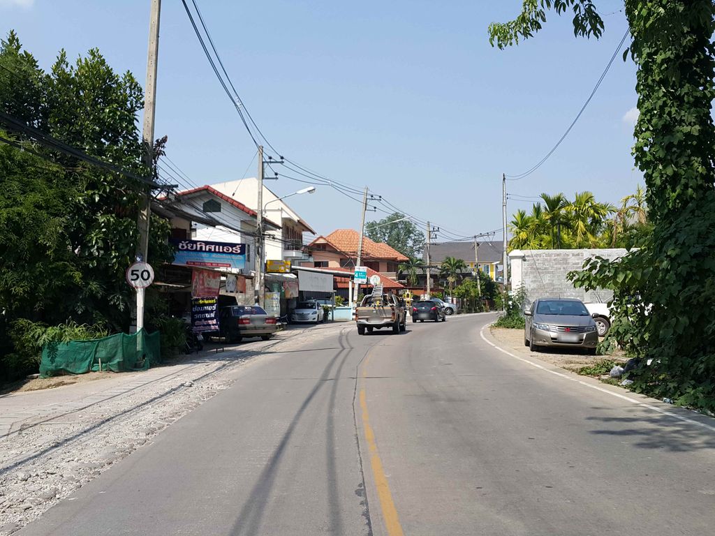 ภาพถนนตรงที่ ข้าวมันไก่นายต้น ตั้งอยู่ ถ่ายโดย jrcarlsen พ.ศ. 2558 (2015) · A street-level view of where ข้าวมันไก่นายต้น · Khao Man Kai Nai Ton stands, by jrcarlsen in 2558 (2015)