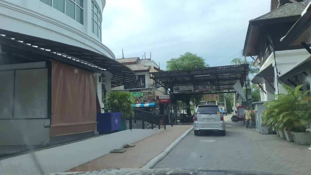 ภาพถนนตรงที่ OX GYM ตั้งอยู่ ถ่ายโดย jrcarlsen พ.ศ. 2564 (2021) · A street-level view of where OX GYM stands, by jrcarlsen in 2564 (2021)