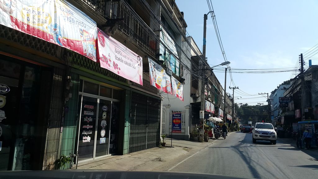 ภาพถนนตรงที่ Tonbbgun Shop Chiangmai ตั้งอยู่ ถ่ายโดย jrcarlsen พ.ศ. 2559 (2016) · A street-level view of where Tonbbgun Shop Chiangmai stands, by jrcarlsen in 2559 (2016)
