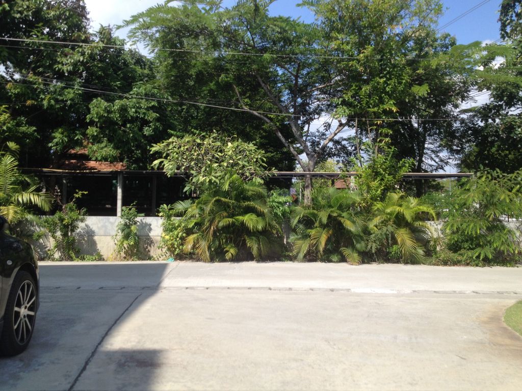 ภาพถนนตรงที่ หมอธีวรุตติ์ คลินิก ตั้งอยู่ ถ่ายโดย jimwatana พ.ศ. 2558 (2015) · A street-level view of where หมอธีวรุตติ์ คลินิก · Mothiorut Clinic stands, by jimwatana in 2558 (2015)