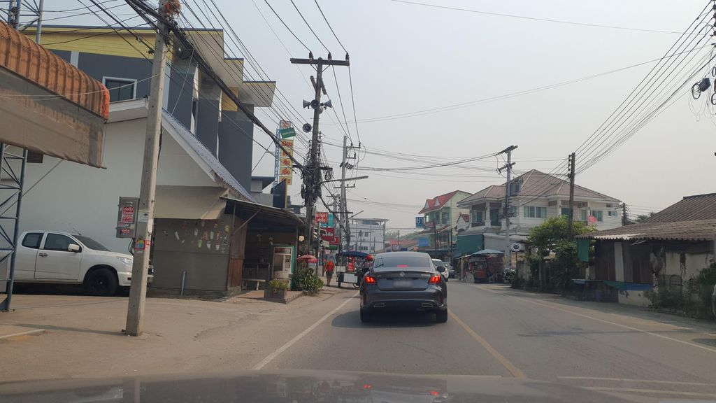 ภาพถนนตรงที่ หมูวีพี ตั้งอยู่ ถ่ายโดย jrcarlsen พ.ศ. 2566 (2023) · A street-level view of where หมูวีพี · Muwiphi stands, by jrcarlsen in 2566 (2023)