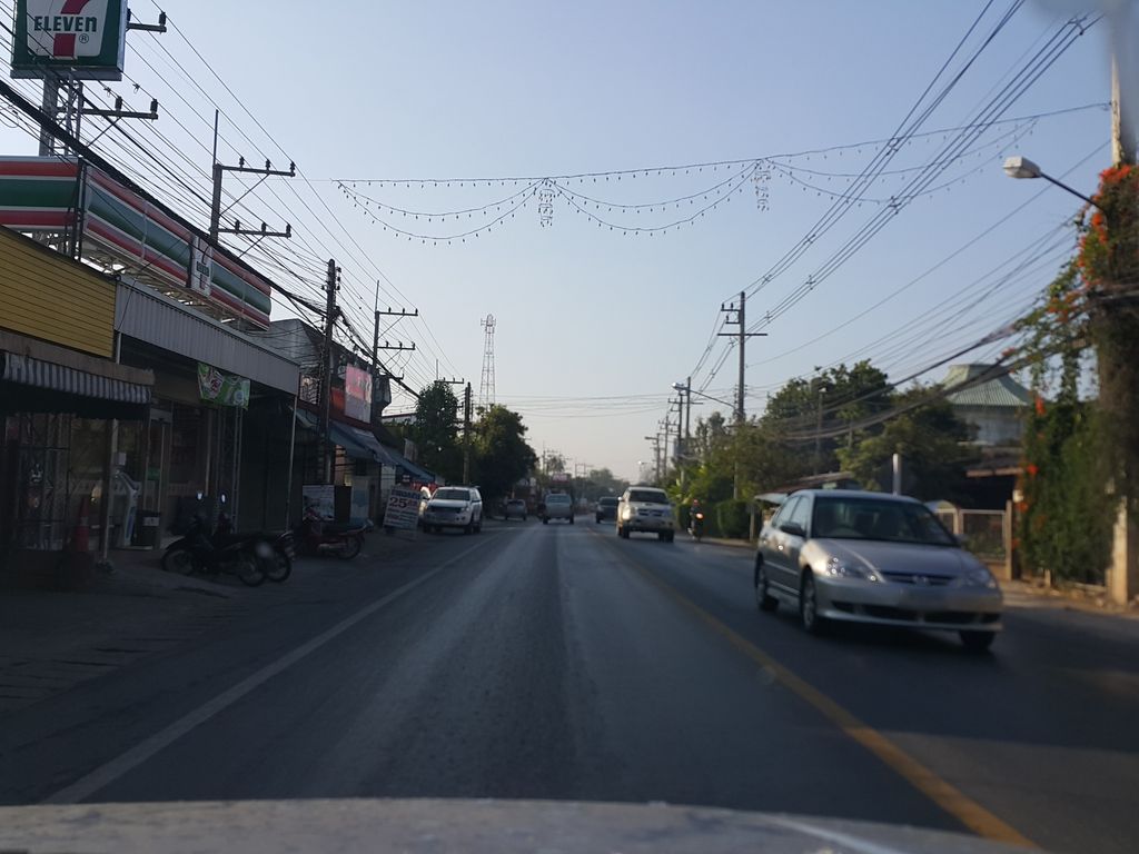 ภาพถนนตรงที่ Insda Wellness Resort ตั้งอยู่ ถ่ายโดย jrcarlsen พ.ศ. 2558 (2015) · A street-level view of where Insda Wellness Resort stands, by jrcarlsen in 2558 (2015)