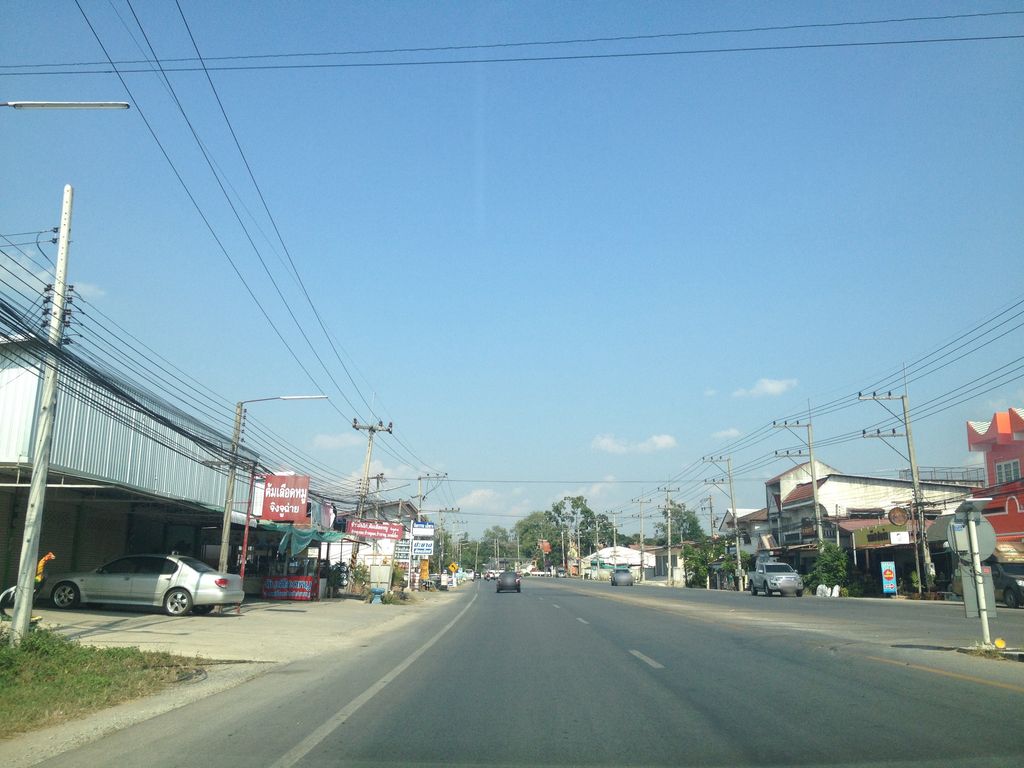 ภาพถนนตรงที่ ลานนาดีเซล ตั้งอยู่ ถ่ายโดย jimwatana พ.ศ. 2558 (2015) · A street-level view of where ลานนาดีเซล · Lan Na Disen stands, by jimwatana in 2558 (2015)