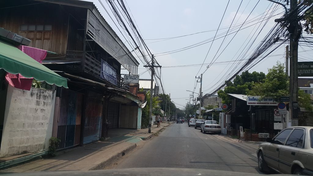 ภาพถนนตรงที่ The Clover House ตั้งอยู่ ถ่ายโดย jrcarlsen พ.ศ. 2560 (2017) · A street-level view of where The Clover House stands, by jrcarlsen in 2560 (2017)