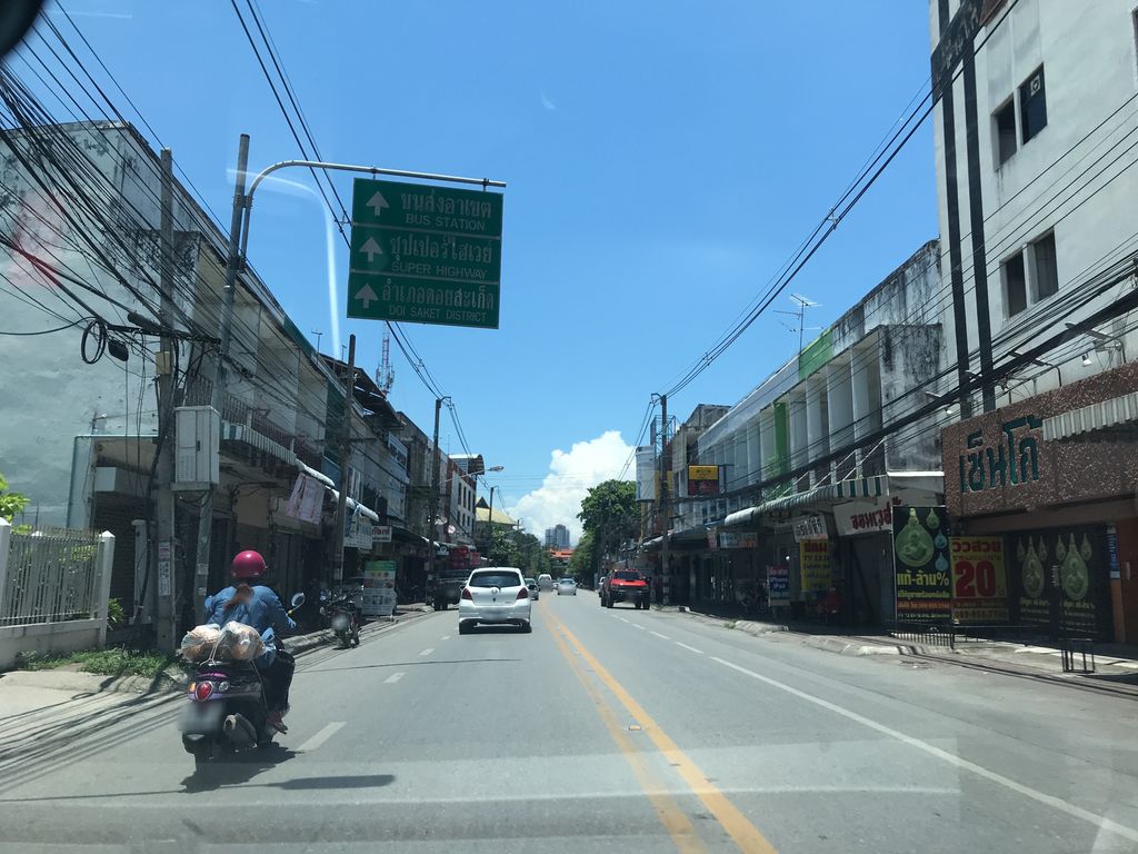 ภาพถนนตรงที่ Malika Jewelry ตั้งอยู่ ถ่ายโดย prasert พ.ศ. 2561 (2018) · A street-level view of where Malika Jewelry stands, by prasert in 2561 (2018)