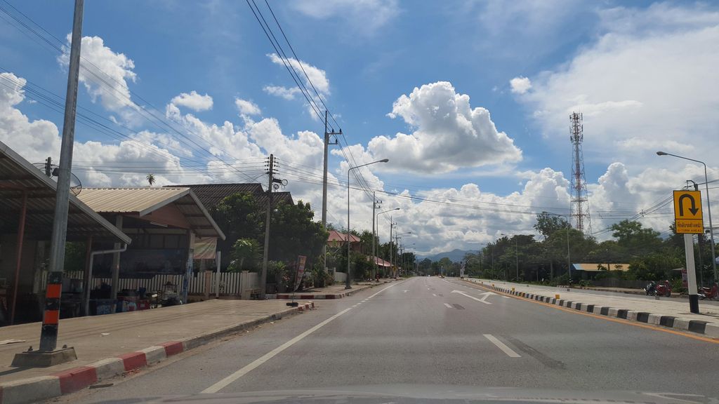 ภาพถนนตรงที่ ถูกใจ หมูสด ตั้งอยู่ ถ่ายโดย jrcarlsen พ.ศ. 2564 (2021) · A street-level view of where ถูกใจ หมูสด · Thukchai Mutda stands, by jrcarlsen in 2564 (2021)